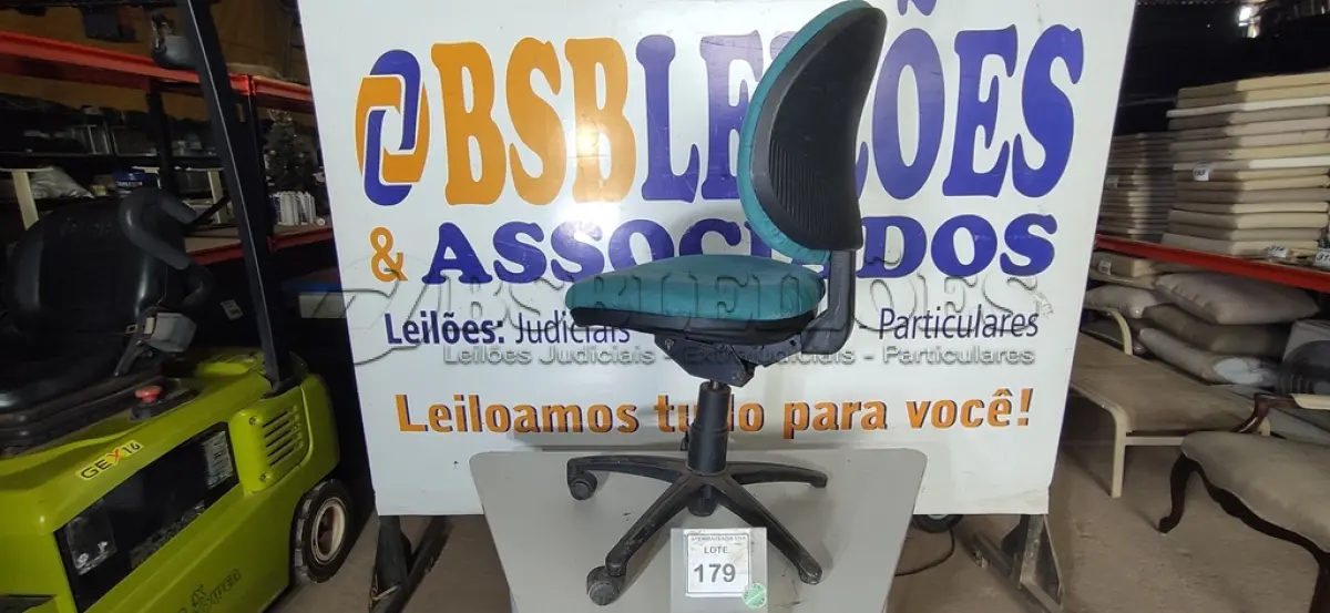LOTE 179 - 01 CADEIRA DE ESCRITÓRIO NA COR AZUL (NO ESTADO EM QUE SE ENCONTRA. SUJEITO A AVARIAS OCULTAS/VISÍVEIS.)