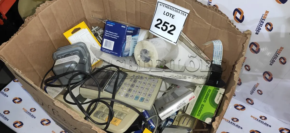 LOTE 252 - 01 CAIXA COM MATERIAIS DE ESCRITÓRIO E CALCULADORAS. (NO ESTADO EM QUE SE ENCONTRA. SUJEITO A AVARIAS OCULTAS/VISÍVEIS.)