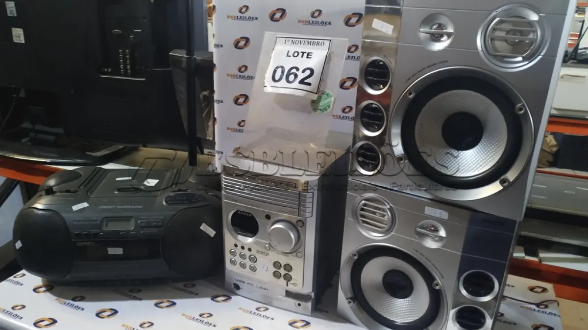 LOTE 062 - 01 MICRO SYSTEM MARCA AIWA E 01 APARELHO DE SOM COM 02 CAIXAS MARCA PHILIPS. (NO ESTADO) ATENÇÃO! FAZER A VISITAÇÃO ANTES DE ARREMATAR, NÃO SABEMOS SE FUNCIONA, LEILÃO NÃO TEM GARANTIA E NEM DEVOLUÇÃO, SUJEITO A POSSÍVEIS AVARIAS VISÍVEIS/OCULTAS E/OU AUSÊNCIA DE COMPONENTES.