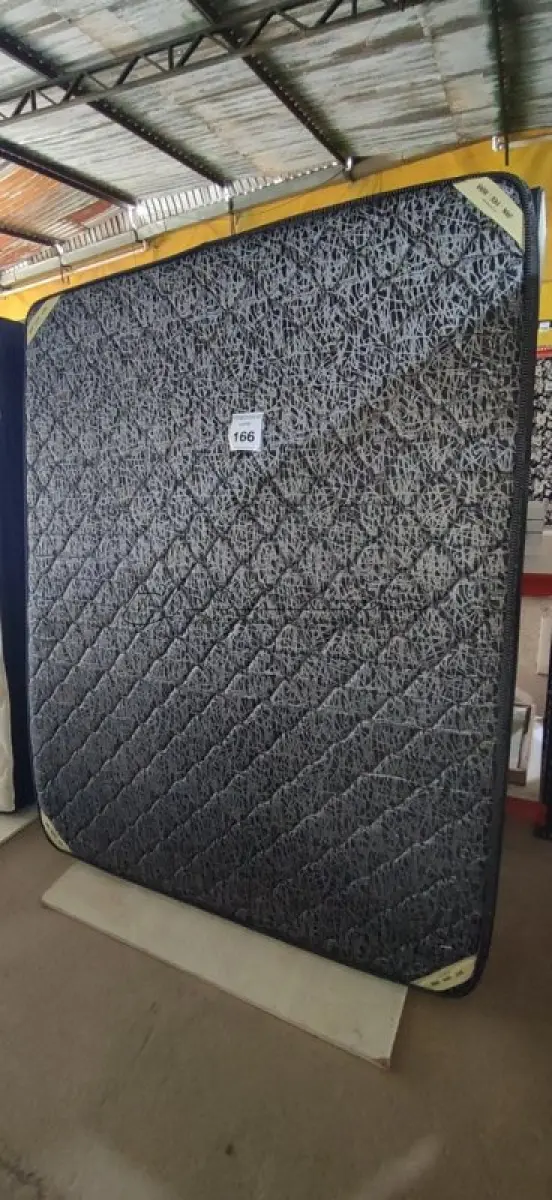 LOTE 166 - 01 COLCHÃO CASAL COM BASE1,98CM X 1,58CM. (NO ESTADO EM QUE SE ENCONTRA. SUJEITO A AVARIAS OCULTAS/VISÍVEIS.) AU2183N