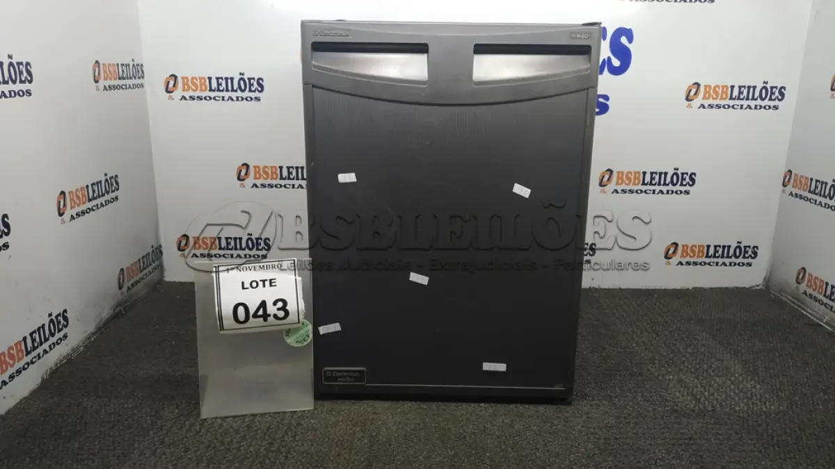 LOTE 043 - 01 FRIGOBAR 220V MARCA ELECTROLUX. (NO ESTADO) ATENÇÃO! FAZER A VISITAÇÃO ANTES DE ARREMATAR, NÃO SABEMOS SE FUNCIONA, LEILÃO NÃO TEM GARANTIA E NEM DEVOLUÇÃO, SUJEITO A POSSÍVEIS AVARIAS VISÍVEIS/OCULTAS E/OU AUSÊNCIA DE COMPONENTES.