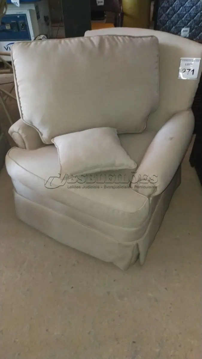 LOTE 271 - 01 POLTRONA. (NO ESTADO EM QUE SE ENCONTRA. SUJEITO A AVARIAS OCULTAS/VISÍVEIS.) BF8523A