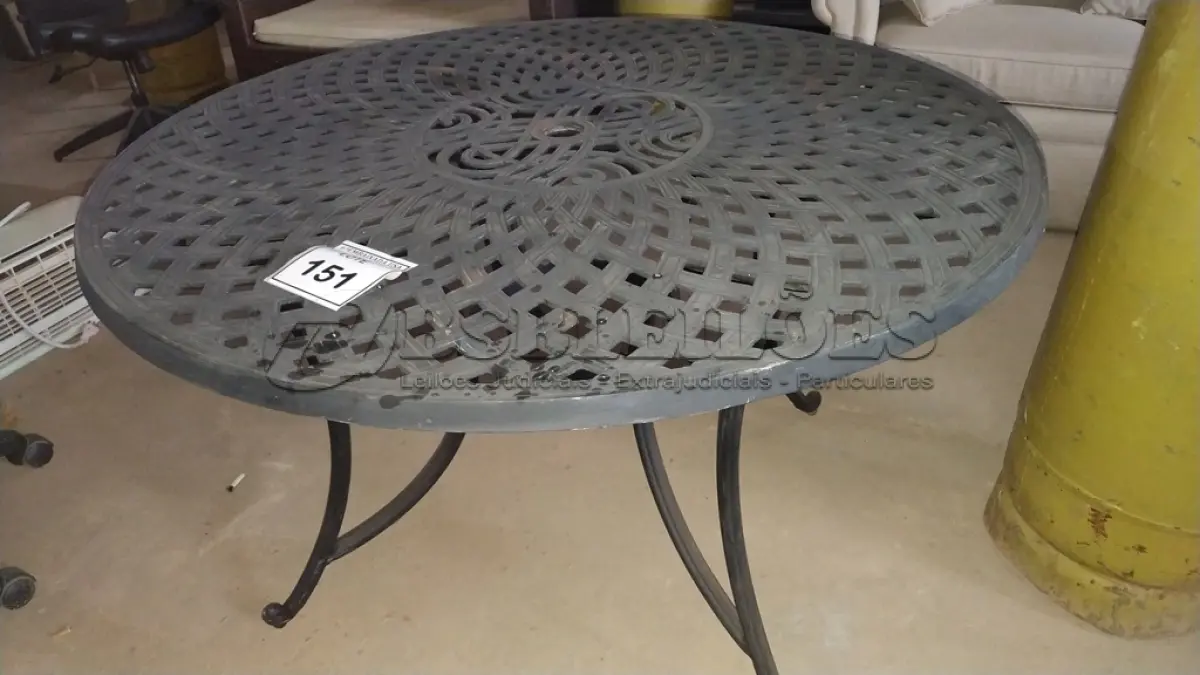 LOTE 151 - 01 MESA DE JARDIM. (NO ESTADO EM QUE SE ENCONTRA. SUJEITO A AVARIAS OCULTAS/VISÍVEIS.) BJ7454X