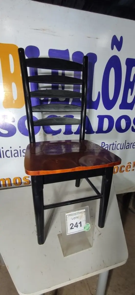 LOTE 241 - 01 CADEIRA PARA COZINHA. (NO ESTADO EM QUE SE ENCONTRA. SUJEITO A AVARIAS OCULTAS/VISÍVEIS.) AV9942W