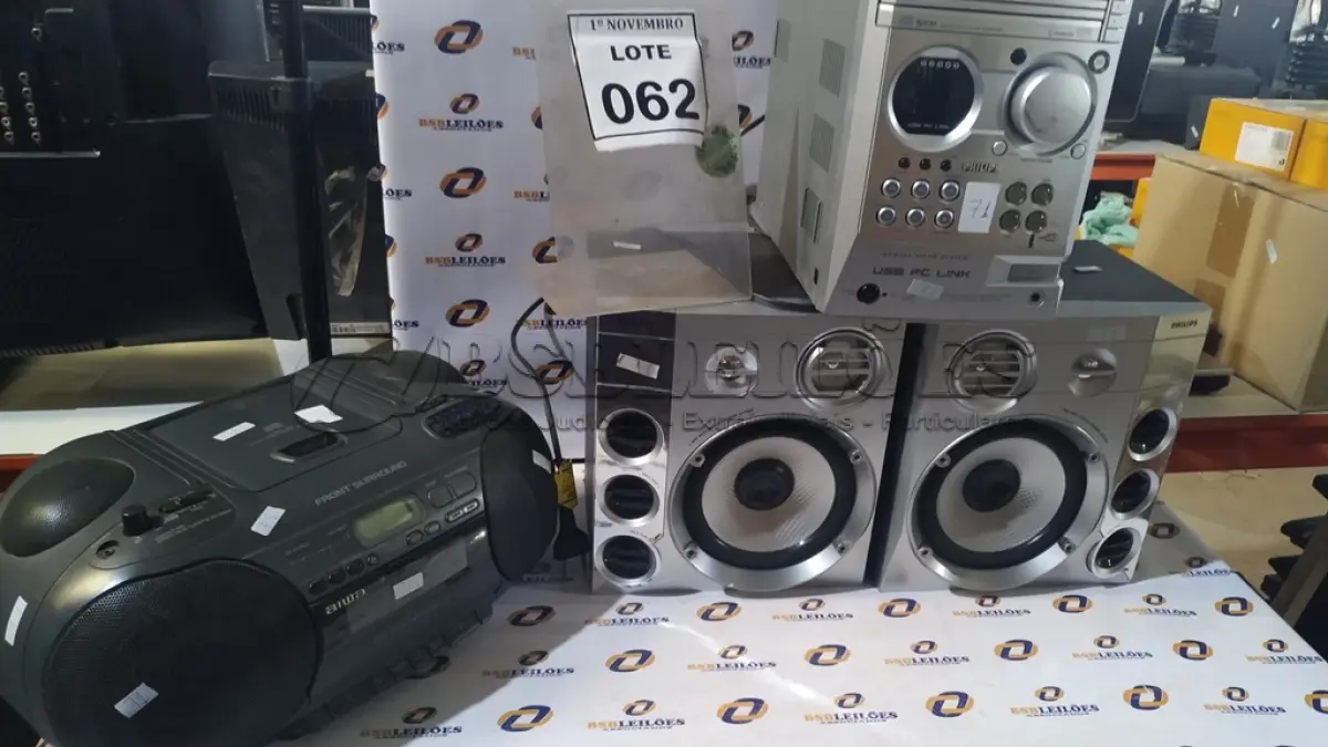 LOTE 062 - 01 MICRO SYSTEM MARCA AIWA E 01 APARELHO DE SOM COM 02 CAIXAS MARCA PHILIPS. (NO ESTADO) ATENÇÃO! FAZER A VISITAÇÃO ANTES DE ARREMATAR, NÃO SABEMOS SE FUNCIONA, LEILÃO NÃO TEM GARANTIA E NEM DEVOLUÇÃO, SUJEITO A POSSÍVEIS AVARIAS VISÍVEIS/OCULTAS E/OU AUSÊNCIA DE COMPONENTES.