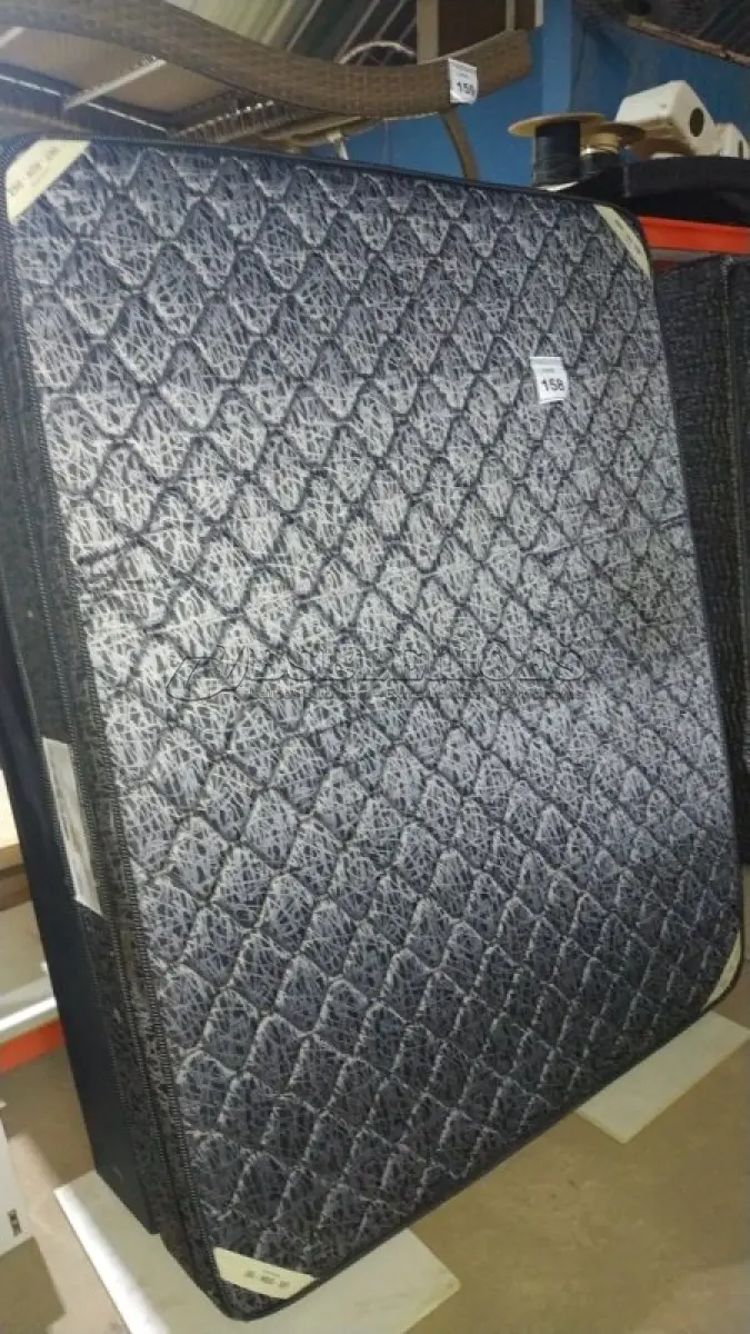 LOTE 158 - 01 COLCHÃO CASAL COM BASE 1,98CM X 1,58CM. (NO ESTADO EM QUE SE ENCONTRA. SUJEITO A AVARIAS OCULTAS/VISÍVEIS.) AU2182X