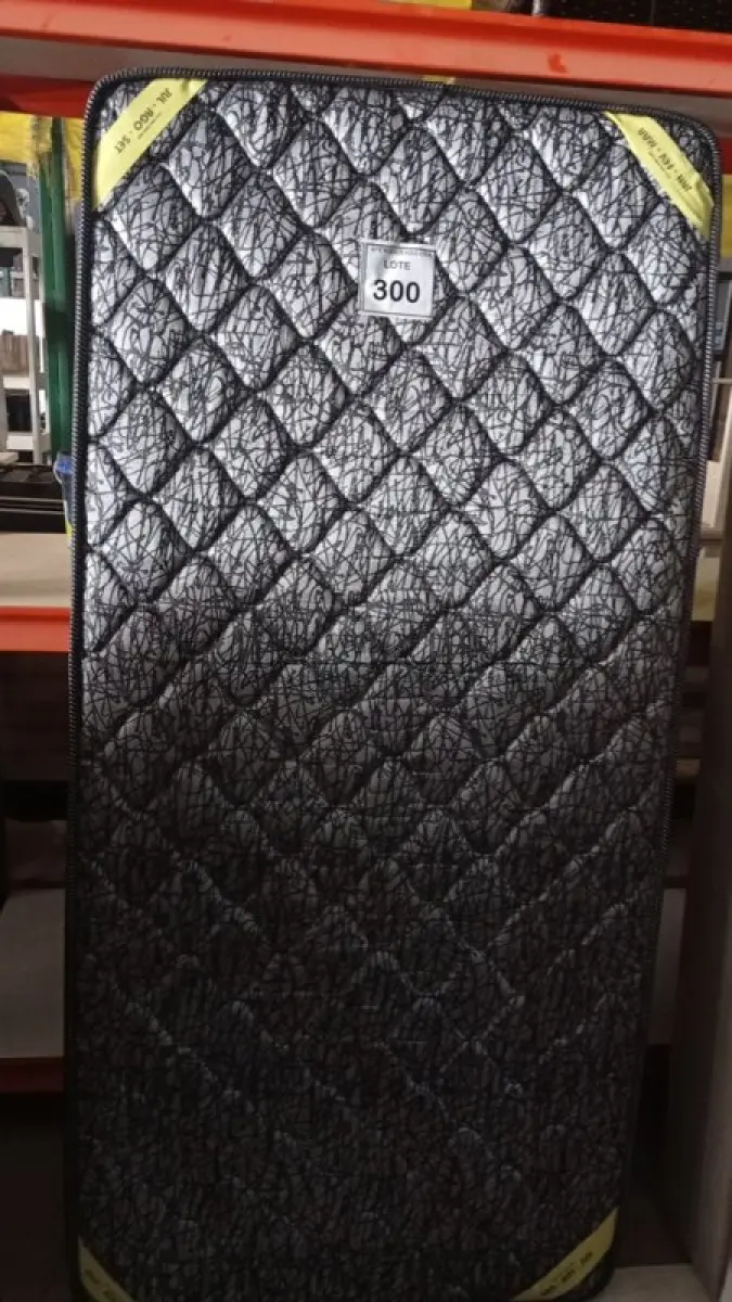 LOTE 300 - 01 COLCHÃO SOLTEIRO 1,88CM X 0,88CM. (NO ESTADO EM QUE SE ENCONTRA. SUJEITO A AVARIAS OCULTAS/VISÍVEIS.) BJ7217J