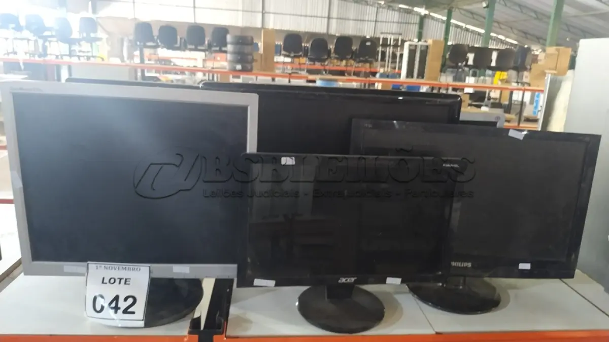 LOTE 042 - 01 LOTE COM VÁRIOS MONITORES LCD DE MARCAS E MODELOS DIVERSOS. (NO ESTADO) ATENÇÃO! FAZER A VISITAÇÃO ANTES DE ARREMATAR, NÃO SABEMOS SE FUNCIONA, LEILÃO NÃO TEM GARANTIA E NEM DEVOLUÇÃO, SUJEITO A POSSÍVEIS AVARIAS VISÍVEIS/OCULTAS E/OU AUSÊNCIA DE COMPONENTES.