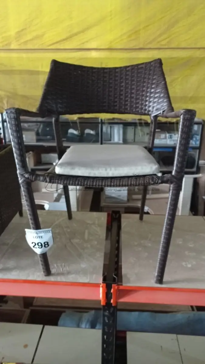 LOTE 298 - 01 CADEIRA DE JARDIM. (NO ESTADO EM QUE SE ENCONTRA. SUJEITO A AVARIAS OCULTAS/VISÍVEIS.) BH1647R