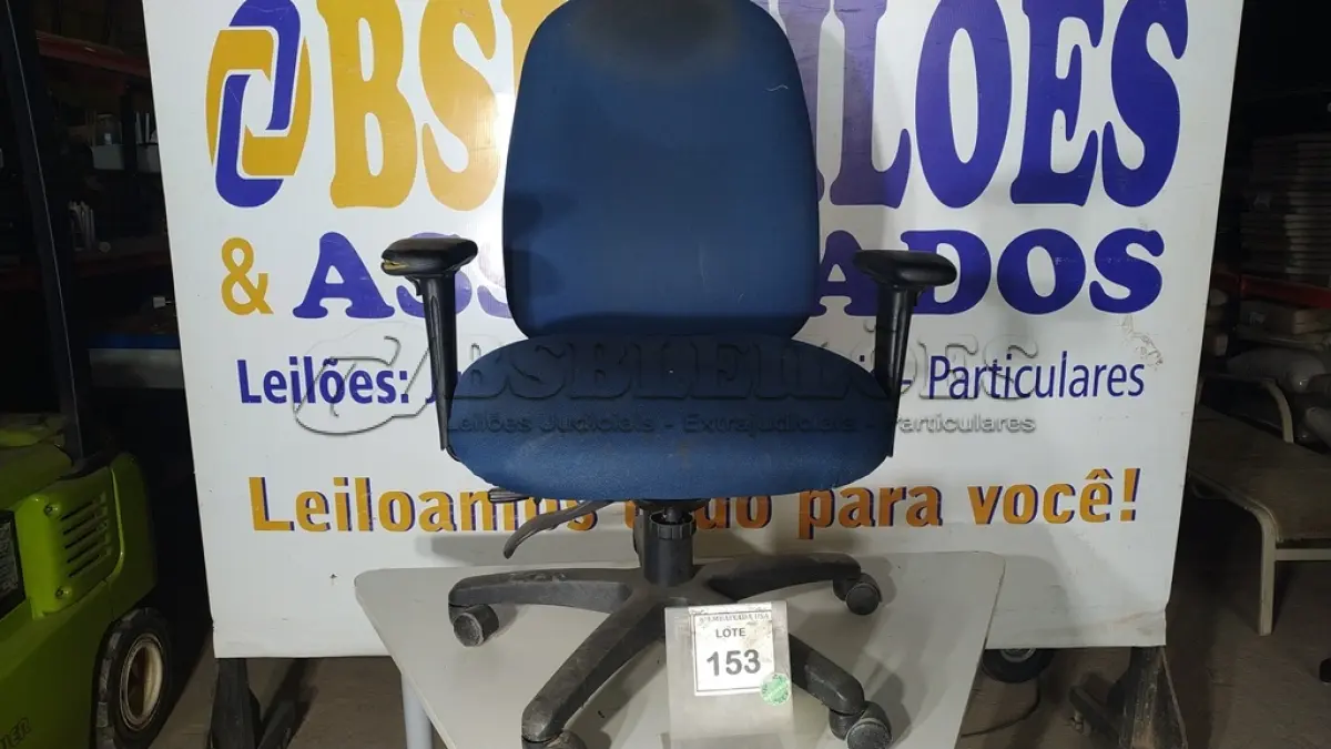 LOTE 153 - 01 CADEIRA DE ESCRITÓRIO NA COR AZUL. (NO ESTADO EM QUE SE ENCONTRA. SUJEITO A AVARIAS OCULTAS/VISÍVEIS.)