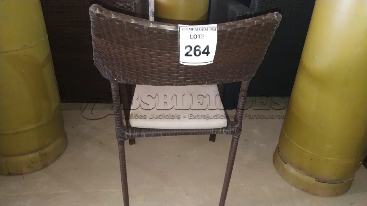 LOTE 264 - 01 CADEIRA DE JARDIM. (NO ESTADO EM QUE SE ENCONTRA. SUJEITO A AVARIAS OCULTAS/VISÍVEIS.) BH1647A