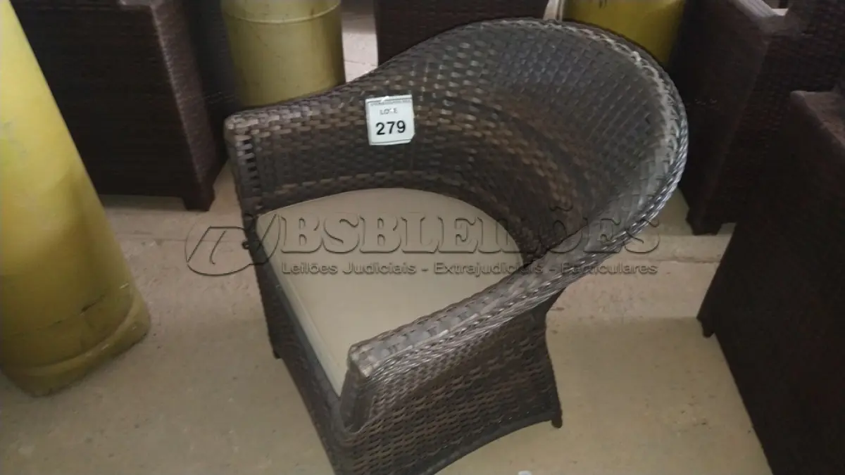 LOTE 279 - 01 CADEIRA DE JARDIM. (NO ESTADO EM QUE SE ENCONTRA. SUJEITO A AVARIAS OCULTAS/VISÍVEIS.) BF8489E