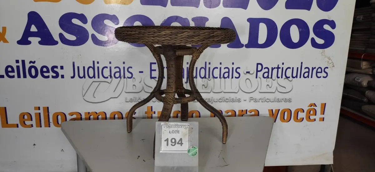 LOTE 194 - 01 MESA DE CANTO DE JARDIM. (NO ESTADO EM QUE SE ENCONTRA. SUJEITO A AVARIAS OCULTAS/VISÍVEIS.) BF8661C