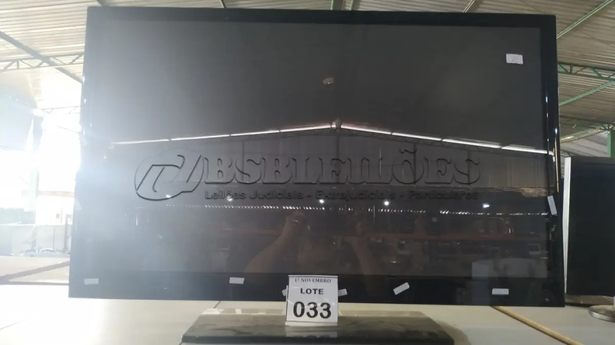 LOTE 033 - 01 TV LCD 42’’ MARCA LG. (NO ESTADO) ATENÇÃO! FAZER A VISITAÇÃO ANTES DE ARREMATAR, NÃO SABEMOS SE FUNCIONA, LEILÃO NÃO TEM GARANTIA E NEM DEVOLUÇÃO, SUJEITO A POSSÍVEIS AVARIAS VISÍVEIS/OCULTAS E/OU AUSÊNCIA DE COMPONENTES.