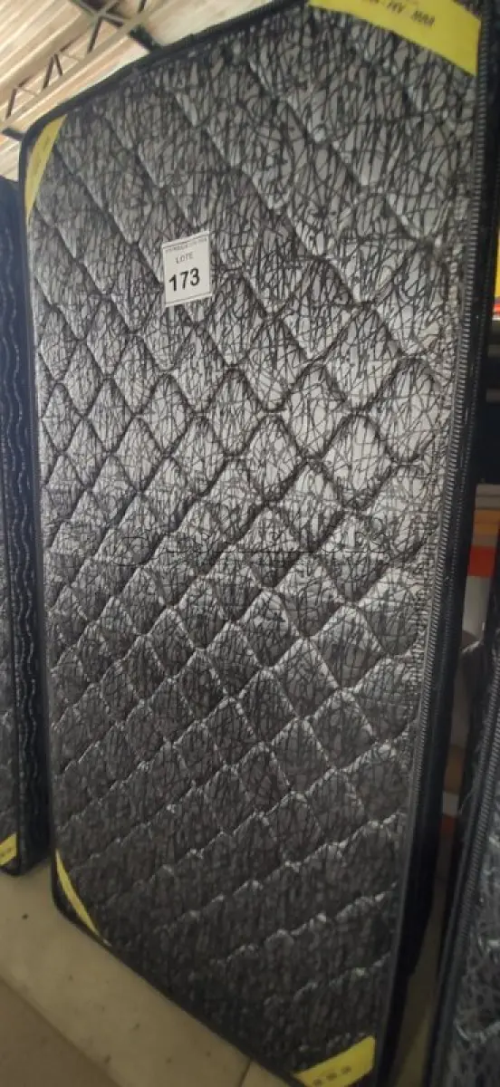 LOTE 173 - 01 COLCHÃO SOLTEIRO COM BASE 1,88CM X 0,88CM. (NO ESTADO EM QUE SE ENCONTRA. SUJEITO A AVARIAS OCULTAS/VISÍVEIS.) BJ7222L