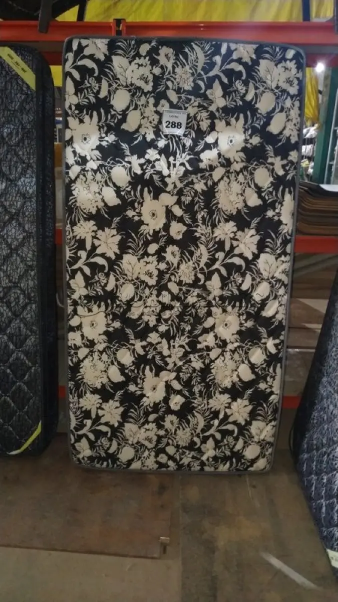 LOTE 288 - 01 COLCHÃO SOLTEIRO 1,87CM X 0,97CM. (NO ESTADO EM QUE SE ENCONTRA. SUJEITO A AVARIAS OCULTAS/VISÍVEIS.) BJ7412E