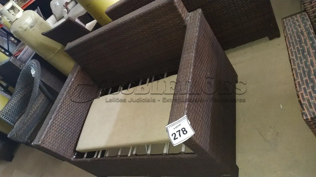LOTE 278 - 01 SOFÁ DE JARDIM. (NO ESTADO EM QUE SE ENCONTRA. SUJEITO A AVARIAS OCULTAS/VISÍVEIS.) BH1586L
