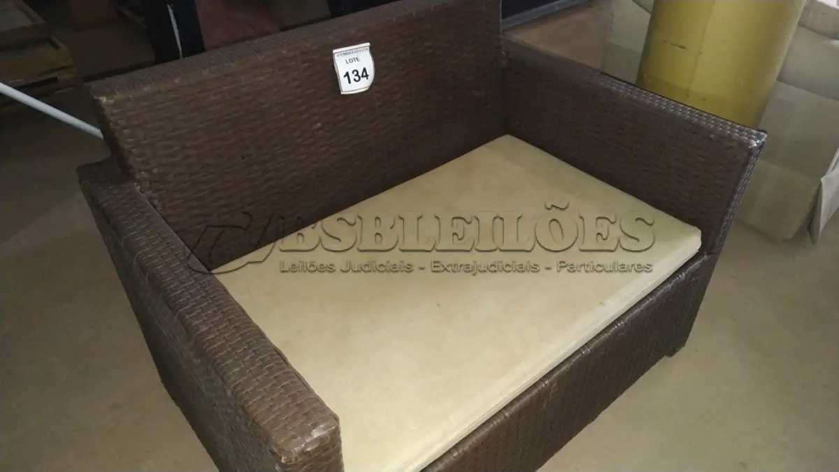 LOTE 134 - 01 SOFÁ DE JARDIM. (NO ESTADO EM QUE SE ENCONTRA. SUJEITO A AVARIAS OCULTAS/VISÍVEIS.) BH1653M