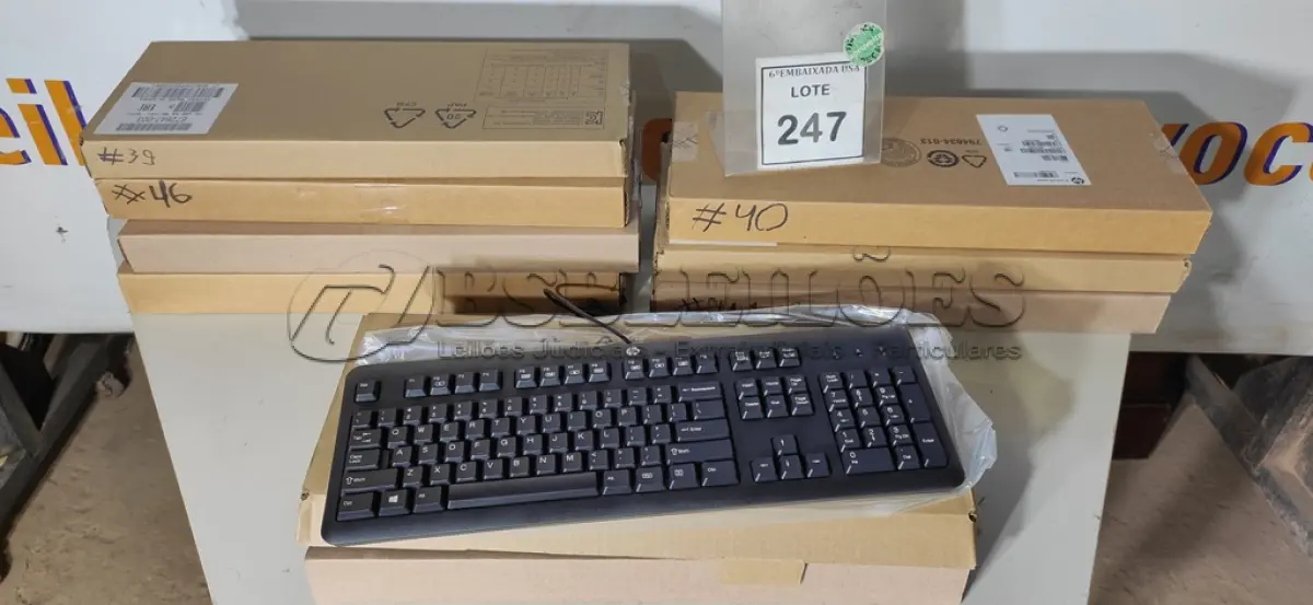LOTE 247 - 08 TECLADOS DE COMPUTADOR. (NO ESTADO EM QUE SE ENCONTRA. SUJEITO A AVARIAS OCULTAS/VISÍVEIS.)