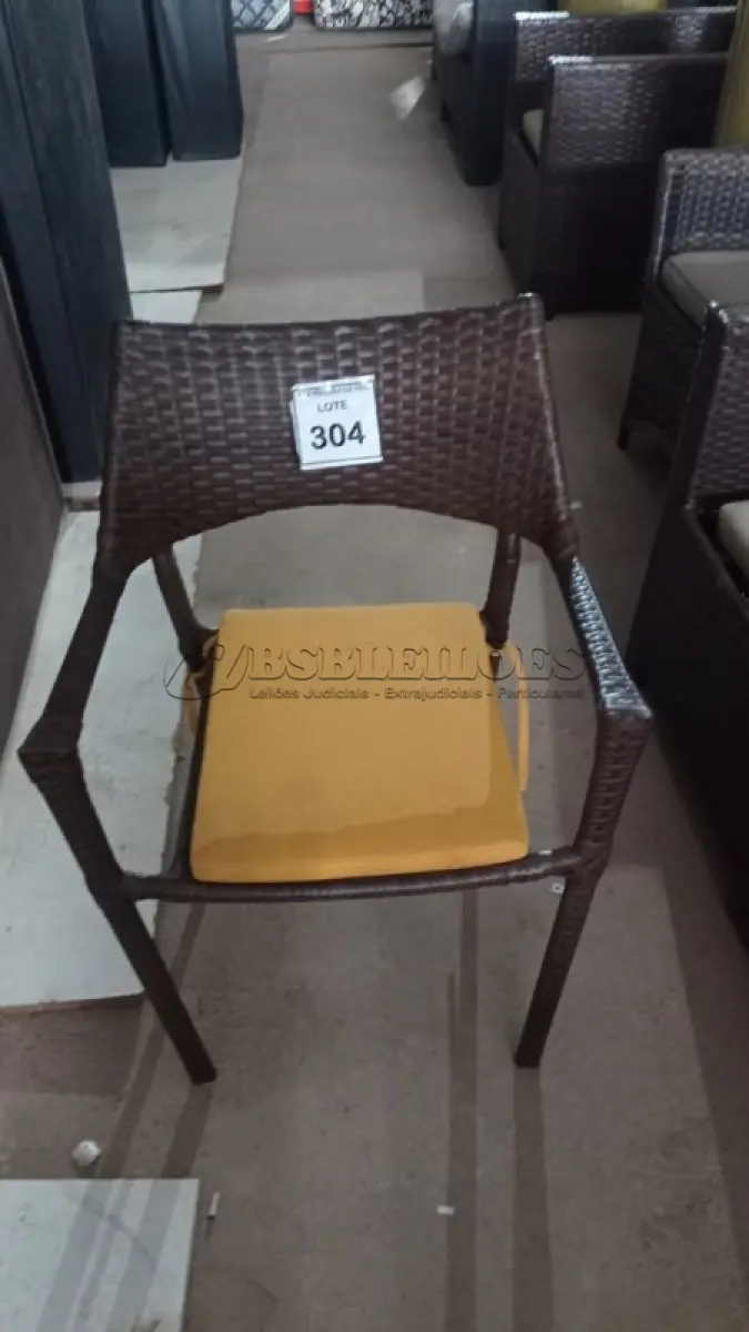 LOTE 304 - 01 CADEIRA DE JARDIM. (NO ESTADO EM QUE SE ENCONTRA. SUJEITO A AVARIAS OCULTAS/VISÍVEIS.) BH1588R