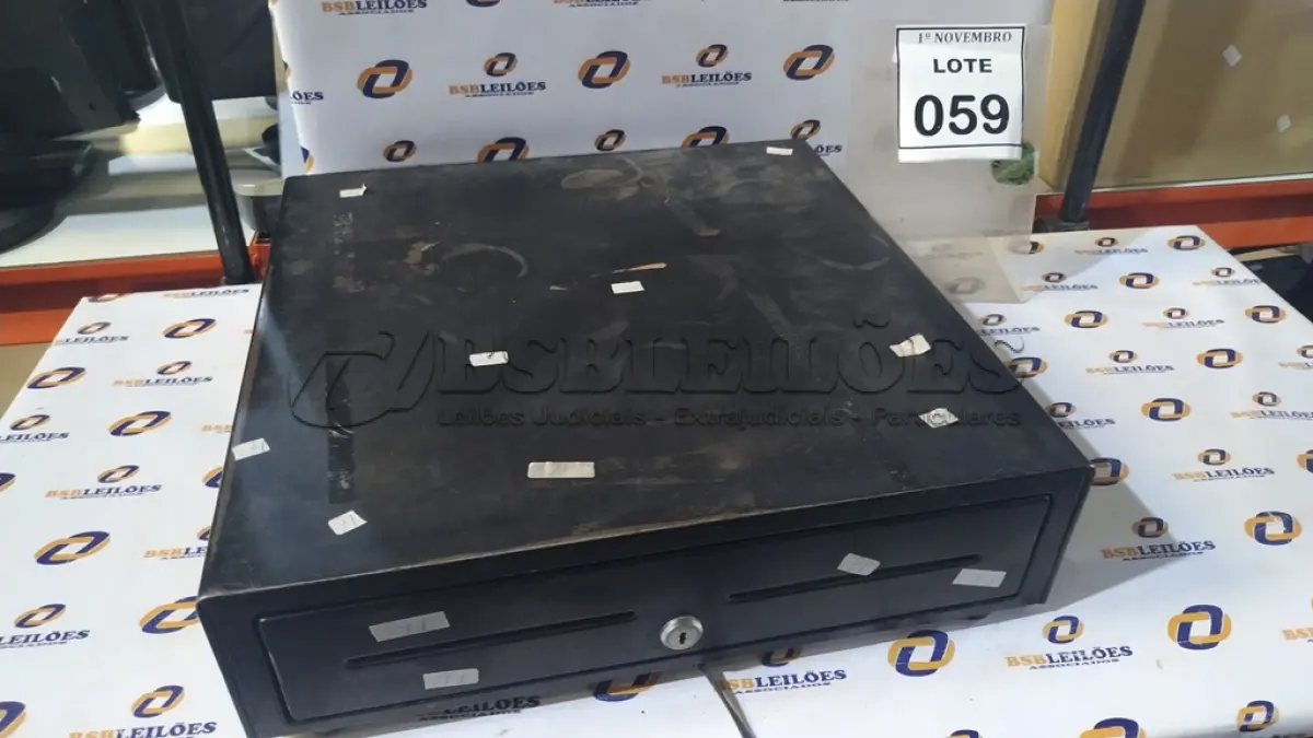 LOTE 059 - 01 GAVETA DE DINHEIRO. (NO ESTADO) ATENÇÃO! FAZER A VISITAÇÃO ANTES DE ARREMATAR, NÃO SABEMOS SE FUNCIONA, LEILÃO NÃO TEM GARANTIA E NEM DEVOLUÇÃO, SUJEITO A POSSÍVEIS AVARIAS VISÍVEIS/OCULTAS E/OU AUSÊNCIA DE COMPONENTES.