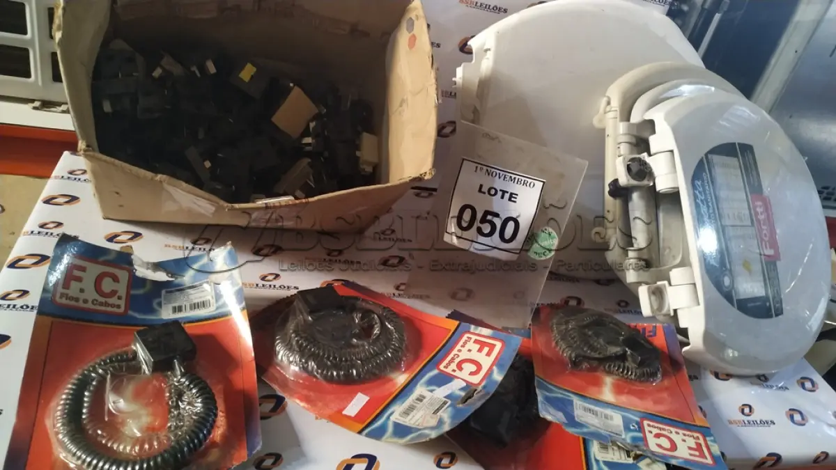 LOTE 050 - 01 LOTE COM VÁRIOS ASSENTOS DE VASO SANITÁRIO E CABOS ASPIRAL PARA TELEFONES. (NO ESTADO) ATENÇÃO! FAZER A VISITAÇÃO ANTES DE ARREMATAR, NÃO SABEMOS SE FUNCIONA, LEILÃO NÃO TEM GARANTIA E NEM DEVOLUÇÃO, SUJEITO A POSSÍVEIS AVARIAS VISÍVEIS/OCULTAS E/OU AUSÊNCIA DE COMPONENTES.