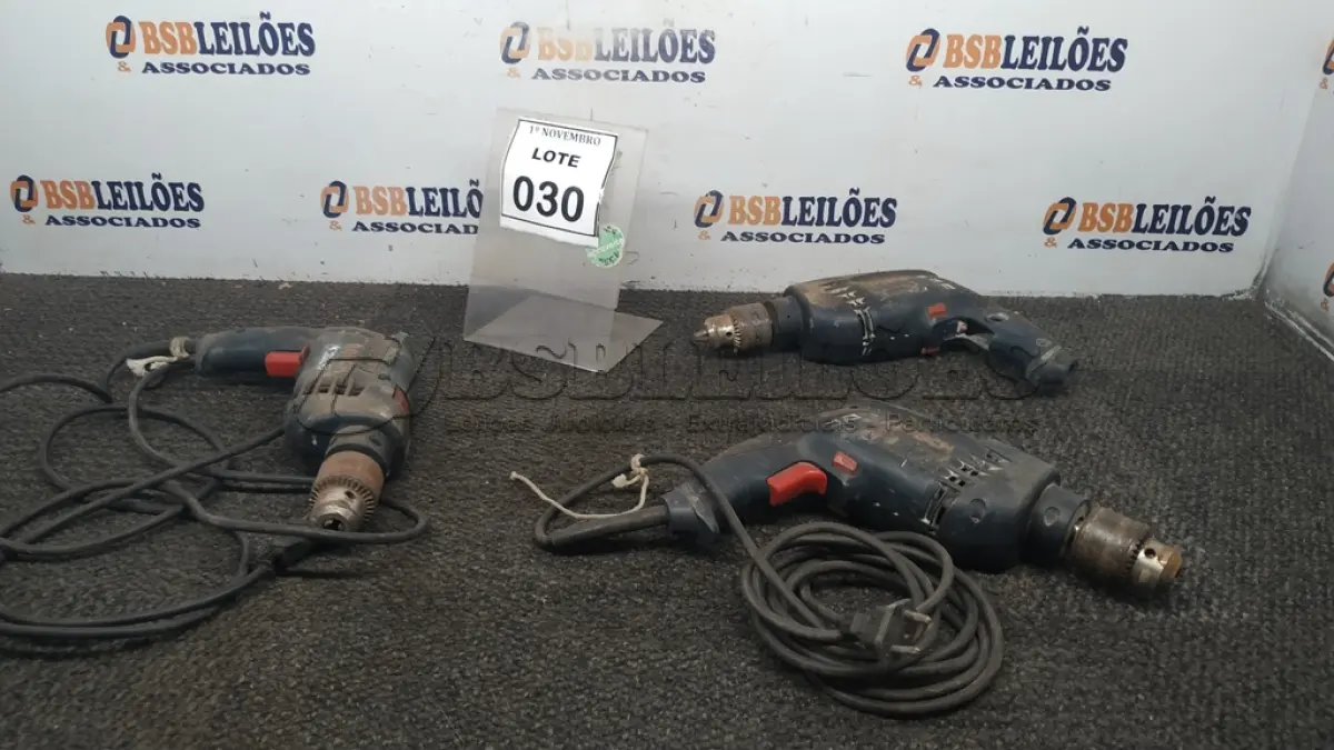 LOTE 030 - 03 FURADEIRAS BOSCH. (NO ESTADO) ATENÇÃO! FAZER A VISITAÇÃO ANTES DE ARREMATAR, NÃO SABEMOS SE FUNCIONA, LEILÃO NÃO TEM GARANTIA E NEM DEVOLUÇÃO, SUJEITO A POSSÍVEIS AVARIAS VISÍVEIS/OCULTAS E/OU AUSÊNCIA DE COMPONENTES.