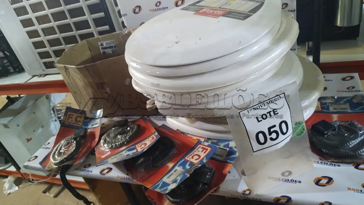 LOTE 050 - 01 LOTE COM VÁRIOS ASSENTOS DE VASO SANITÁRIO E CABOS ASPIRAL PARA TELEFONES. (NO ESTADO) ATENÇÃO! FAZER A VISITAÇÃO ANTES DE ARREMATAR, NÃO SABEMOS SE FUNCIONA, LEILÃO NÃO TEM GARANTIA E NEM DEVOLUÇÃO, SUJEITO A POSSÍVEIS AVARIAS VISÍVEIS/OCULTAS E/OU AUSÊNCIA DE COMPONENTES.