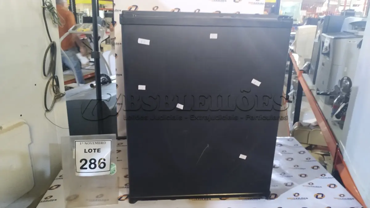 LOTE 286 - 01 FRIGOBAR. (NO ESTADO) ATENÇÃO! FAZER A VISITAÇÃO ANTES DE ARREMATAR, NÃO SABEMOS SE FUNCIONA, LEILÃO NÃO TEM GARANTIA E NEM DEVOLUÇÃO, SUJEITO A POSSÍVEIS AVARIAS VISÍVEIS/OCULTAS E/OU AUSÊNCIA DE COMPONENTES.