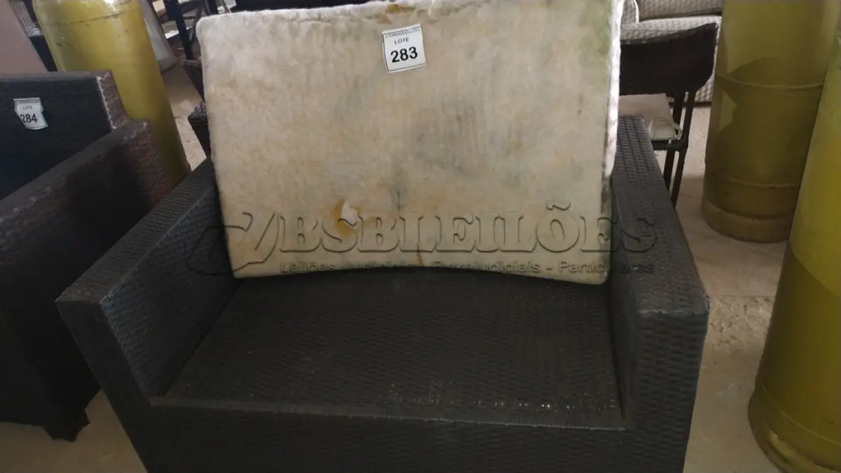 LOTE 283 - 01 SOFÁ DE 2 LUGARES. (NO ESTADO EM QUE SE ENCONTRA. SUJEITO A AVARIAS OCULTAS/VISÍVEIS.) BH1679N