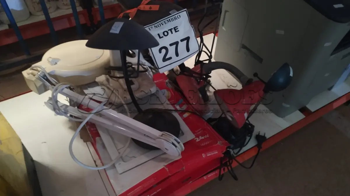 LOTE 277 - 01 LOTE COM VÁRIA LUMINÁRIAS DE MARCAS E MODELOS DIVERSOS. (NO ESTADO) ATENÇÃO! FAZER A VISITAÇÃO ANTES DE ARREMATAR, NÃO SABEMOS SE FUNCIONA, LEILÃO NÃO TEM GARANTIA E NEM DEVOLUÇÃO, SUJEITO A POSSÍVEIS AVARIAS VISÍVEIS/OCULTAS E/OU AUSÊNCIA DE COMPONENTES.
