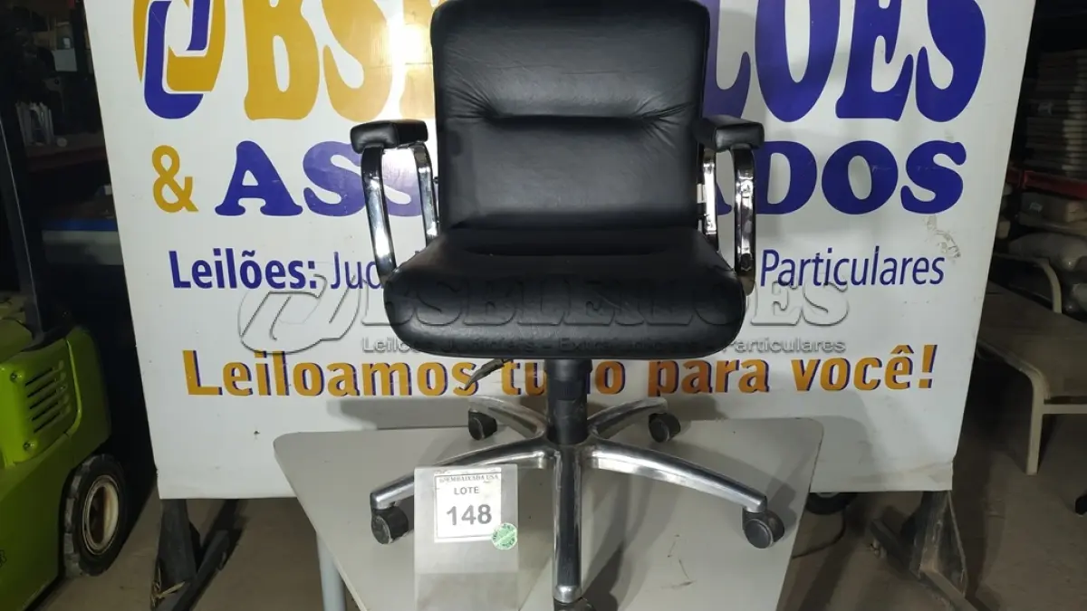 LOTE 148 - 01 CADEIRA DE ESCRITÓRIO COM RODINHAS. (NO ESTADO EM QUE SE ENCONTRA. SUJEITO A AVARIAS OCULTAS/VISÍVEIS.) AV9435B