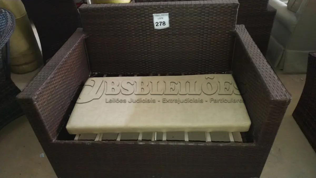 LOTE 278 - 01 SOFÁ DE JARDIM. (NO ESTADO EM QUE SE ENCONTRA. SUJEITO A AVARIAS OCULTAS/VISÍVEIS.) BH1586L