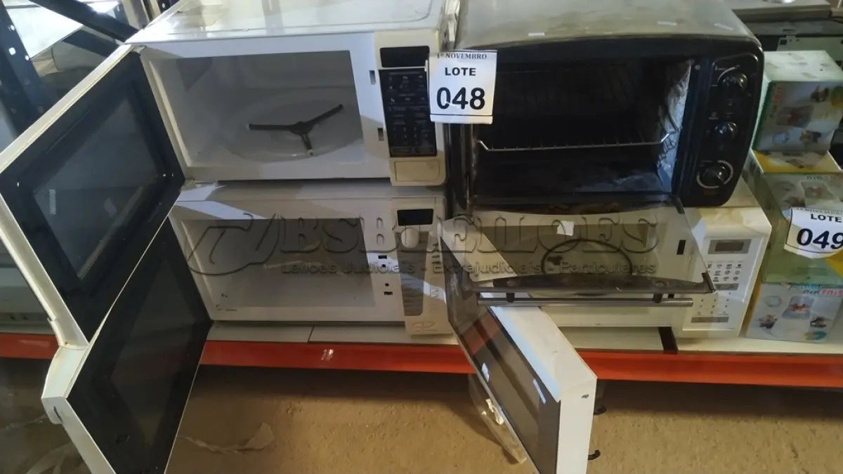 LOTE 048 - 01 FORNO ELÉTRICO E 03 MICRO-ONDAS DE MARCAS E MODELOS DIVERSOS. (NO ESTADO) ATENÇÃO! FAZER A VISITAÇÃO ANTES DE ARREMATAR, NÃO SABEMOS SE FUNCIONA, LEILÃO NÃO TEM GARANTIA E NEM DEVOLUÇÃO, SUJEITO A POSSÍVEIS AVARIAS VISÍVEIS/OCULTAS E/OU AUSÊNCIA DE COMPONENTES.