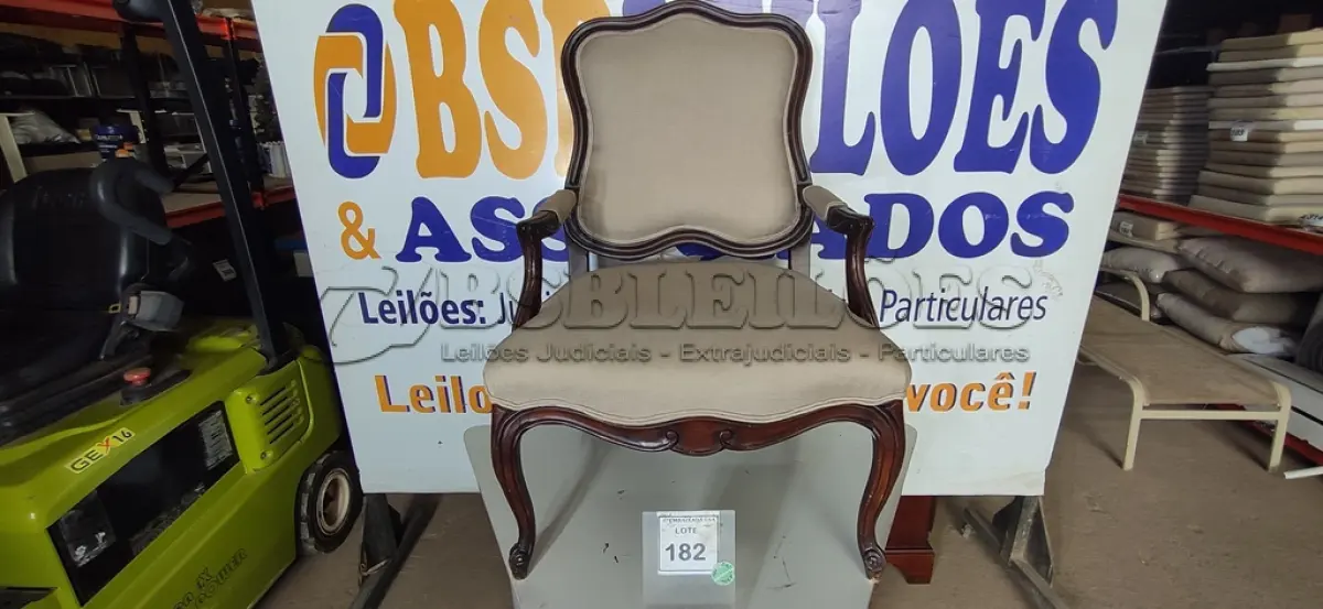 LOTE 182 - 01 POLTRONA. (NO ESTADO EM QUE SE ENCONTRA. SUJEITO A AVARIAS OCULTAS/VISÍVEIS.) BF8624S