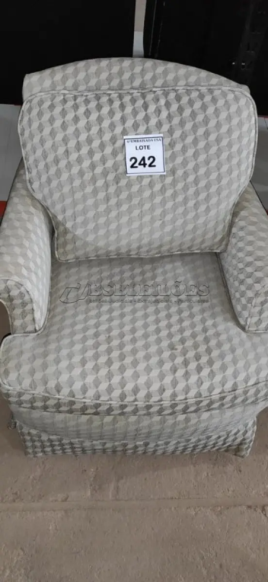 LOTE 242 - 01 POLTRONA. (NO ESTADO EM QUE SE ENCONTRA. SUJEITO A AVARIAS OCULTAS/VISÍVEIS.) AV9513J