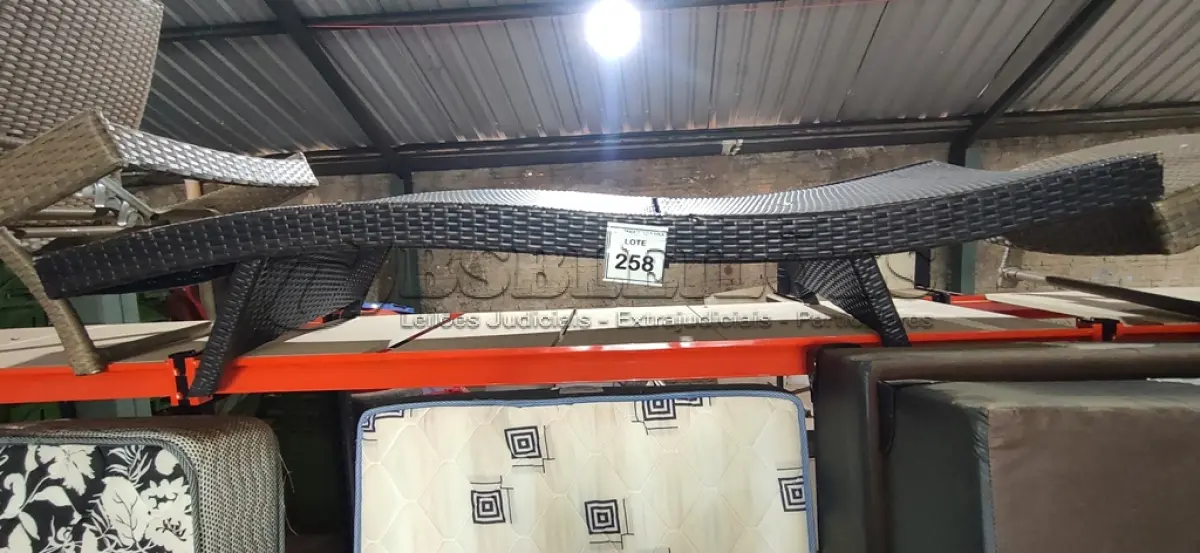 LOTE 258 - 01 ESPREGUIÇADEIRA. (NO ESTADO EM QUE SE ENCONTRA. SUJEITO A AVARIAS OCULTAS/VISÍVEIS.) BH1680H