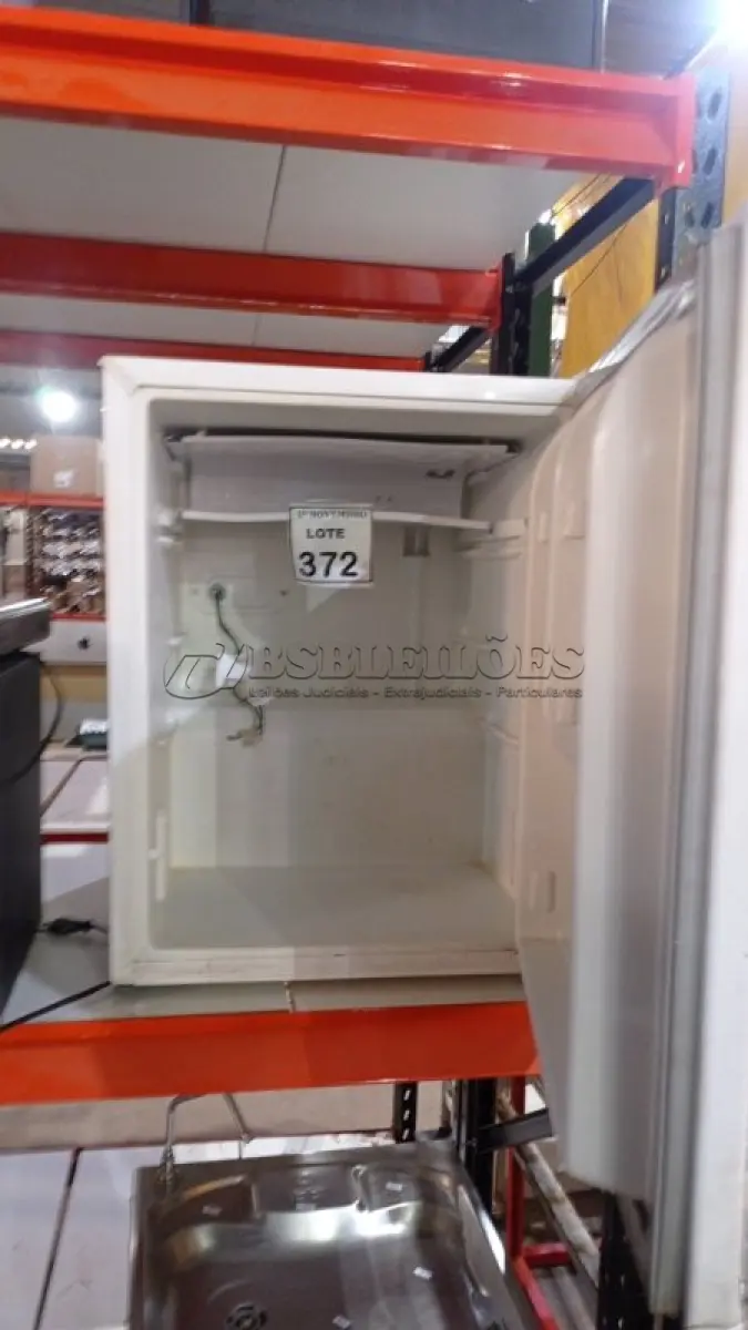 LOTE 372 - 01 FRIGOBAR. (NO ESTADO) ATENÇÃO! FAZER A VISITAÇÃO ANTES DE ARREMATAR, NÃO SABEMOS SE FUNCIONA, LEILÃO NÃO TEM GARANTIA E NEM DEVOLUÇÃO, SUJEITO A POSSÍVEIS AVARIAS VISÍVEIS/OCULTAS E/OU AUSÊNCIA DE COMPONENTES.