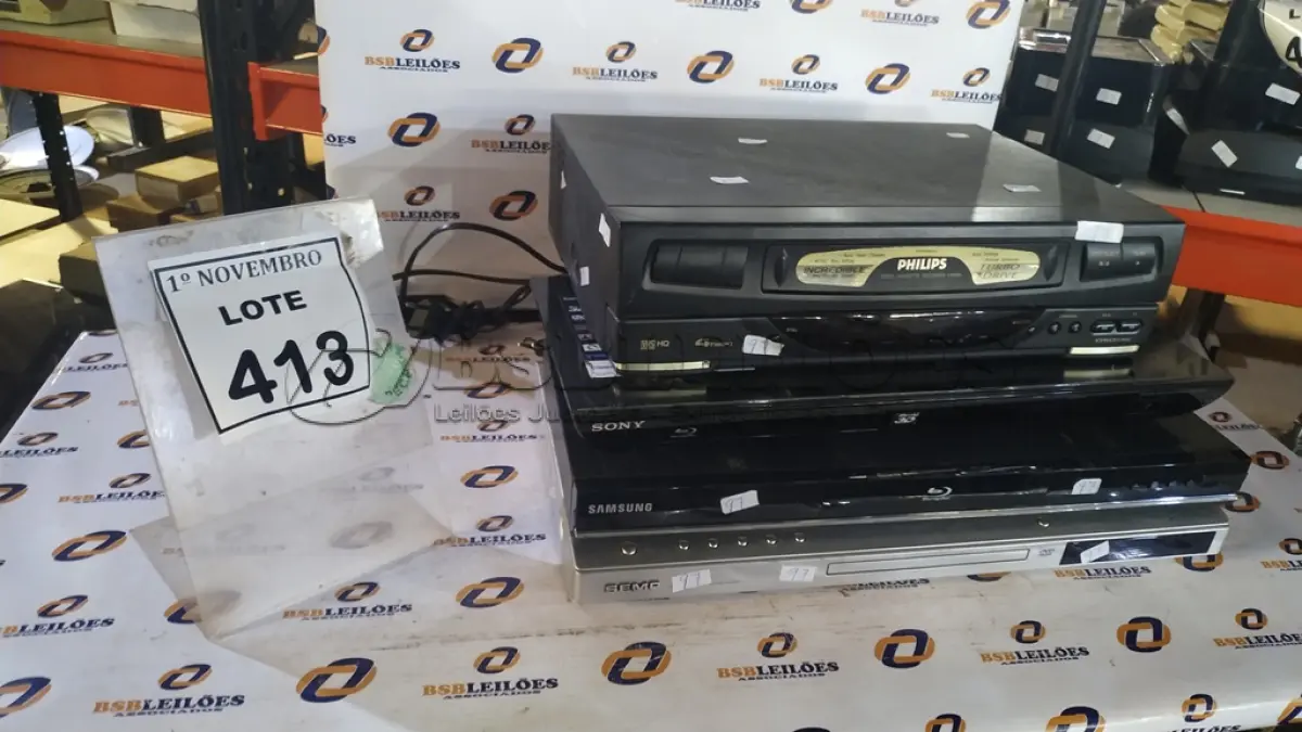 LOTE 413 - 01 APARELHO DE VÍDEO CASSETE, 01 APARELHO DE DVD E 02 APARELHOS BLU RAY MARCAS E MODELOS DIVERSOS. (NO ESTADO) ATENÇÃO! FAZER A VISITAÇÃO ANTES DE ARREMATAR, NÃO SABEMOS SE FUNCIONA, LEILÃO NÃO TEM GARANTIA E NEM DEVOLUÇÃO, SUJEITO A POSSÍVEIS AVARIAS VISÍVEIS/OCULTAS E/OU AUSÊNCIA DE COMPONENTES.