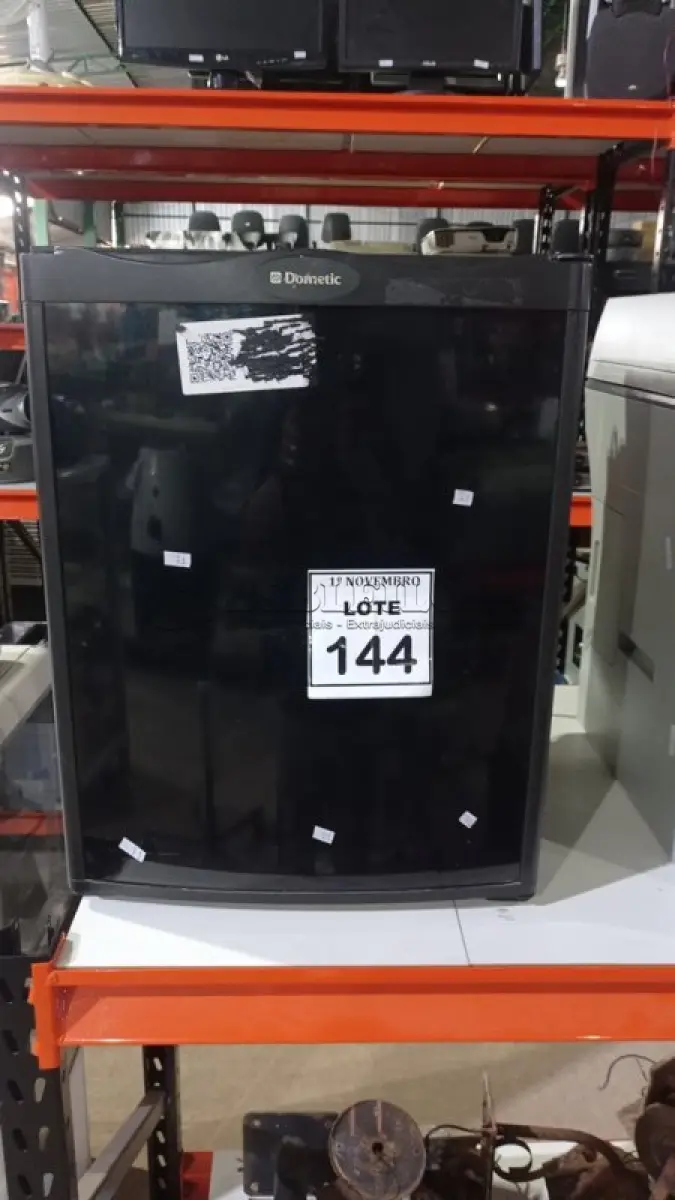 LOTE 144 - 01 FRIGOBAR 127V MARCA DOMETIC. (NO ESTADO) ATENÇÃO! FAZER A VISITAÇÃO ANTES DE ARREMATAR, NÃO SABEMOS SE FUNCIONA, LEILÃO NÃO TEM GARANTIA E NEM DEVOLUÇÃO, SUJEITO A POSSÍVEIS AVARIAS VISÍVEIS/OCULTAS E/OU AUSÊNCIA DE COMPONENTES.