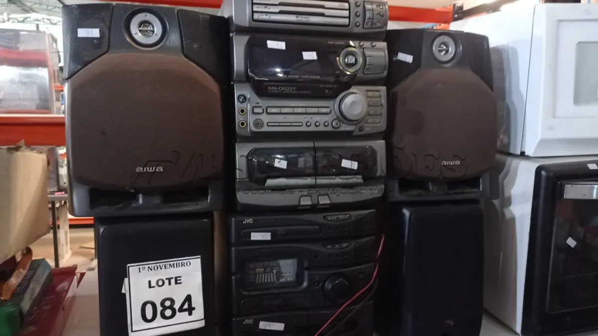 LOTE 084 - 02 APARELHOS DE SOM COM 02 CAIXAS MARCA JVC. (NO ESTADO) ATENÇÃO! FAZER A VISITAÇÃO ANTES DE ARREMATAR, NÃO SABEMOS SE FUNCIONA, LEILÃO NÃO TEM GARANTIA E NEM DEVOLUÇÃO, SUJEITO A POSSÍVEIS AVARIAS VISÍVEIS/OCULTAS E/OU AUSÊNCIA DE COMPONENTES.