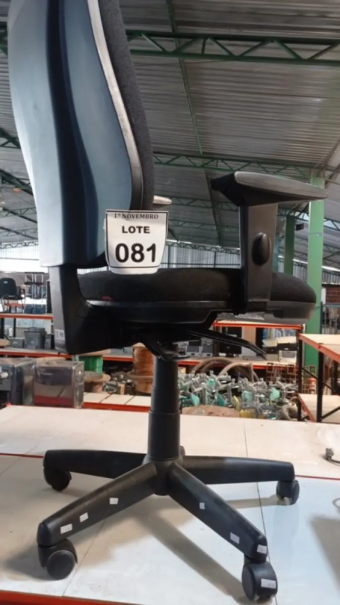 LOTE 081 - 01 CADEIRA GIRATÓRIA ENCOSTO ALTO MARCA CAVALETTI. (NO ESTADO) ATENÇÃO! FAZER A VISITAÇÃO ANTES DE ARREMATAR, NÃO SABEMOS SE FUNCIONA, LEILÃO NÃO TEM GARANTIA E NEM DEVOLUÇÃO, SUJEITO A POSSÍVEIS AVARIAS VISÍVEIS/OCULTAS E/OU AUSÊNCIA DE COMPONENTES.