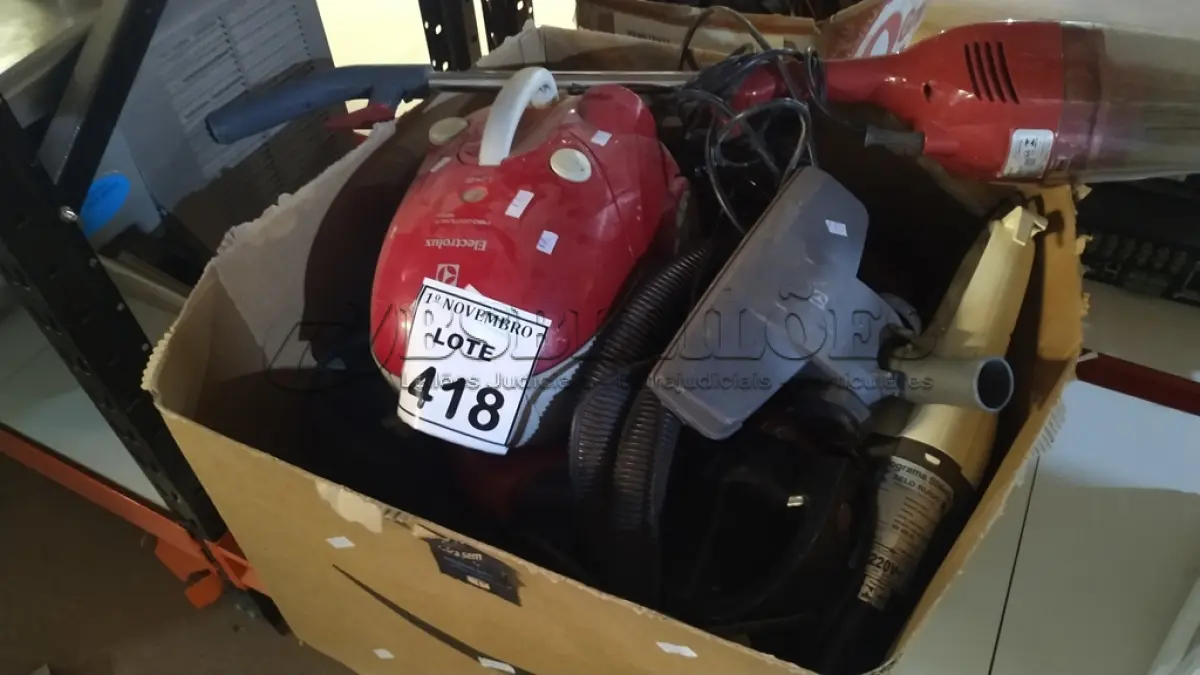 LOTE 418 - 03 ASPIRADORES DE PÓ, 01 LOTE COM VÁRIOS HEADPHONES, ASPIRADORES ROBÔ E ELETRÔNICOS DIVERSOS. (NO ESTADO) ATENÇÃO! FAZER A VISITAÇÃO ANTES DE ARREMATAR, NÃO SABEMOS SE FUNCIONA, LEILÃO NÃO TEM GARANTIA E NEM DEVOLUÇÃO, SUJEITO A POSSÍVEIS AVARIAS VISÍVEIS/OCULTAS E/OU AUSÊNCIA DE COMPONENTES.