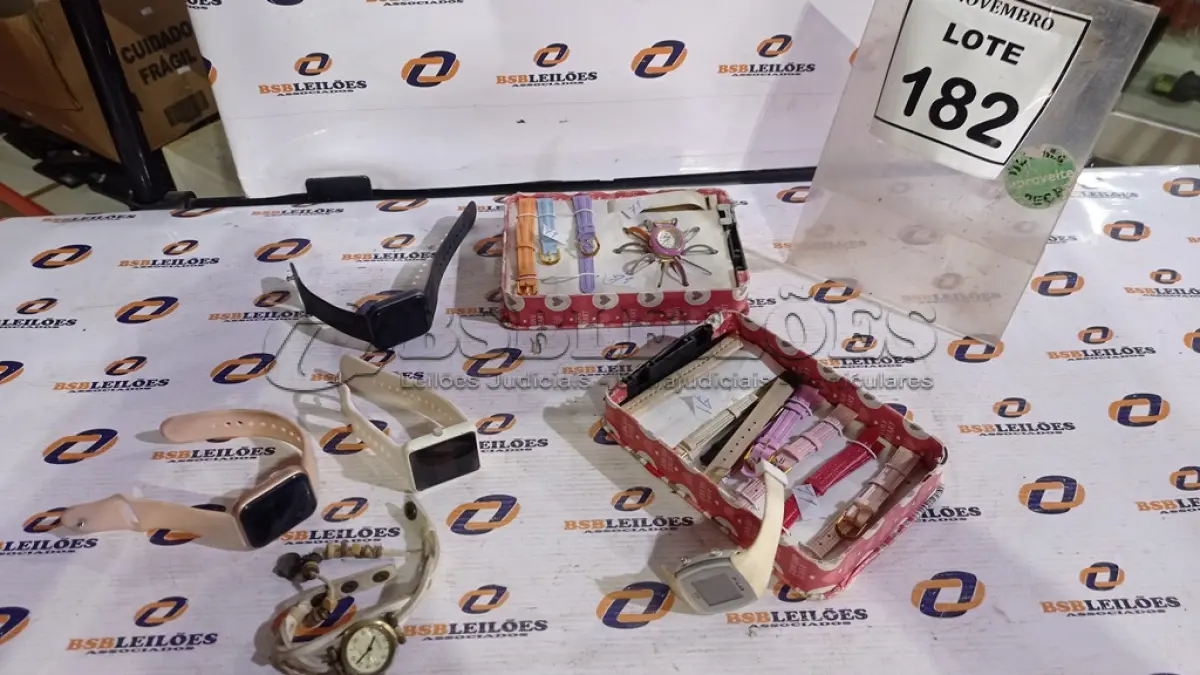 LOTE 182 - 03 SMART WATCH E VÁRIAS PULSEIRAS DE RELÓGIO. (NO ESTADO) ATENÇÃO! FAZER A VISITAÇÃO ANTES DE ARREMATAR, NÃO SABEMOS SE FUNCIONA, LEILÃO NÃO TEM GARANTIA E NEM DEVOLUÇÃO, SUJEITO A POSSÍVEIS AVARIAS VISÍVEIS/OCULTAS E/OU AUSÊNCIA DE COMPONENTES.