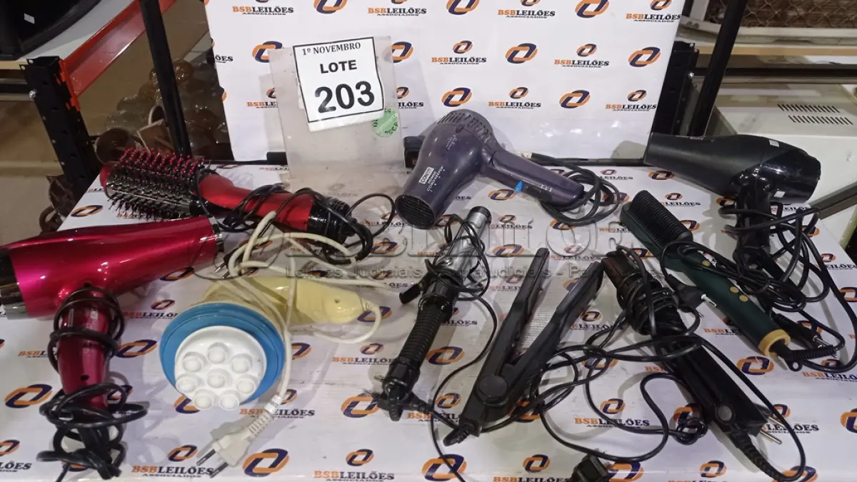LOTE 203 - 01 ESCOVA DE CABELO ELÉTRICA, 01 MASSAGEADOR, 03 SECADORES DE CABELO E 04 CHAPINHAS DE CABELO. (NO ESTADO) ATENÇÃO! FAZER A VISITAÇÃO ANTES DE ARREMATAR, NÃO SABEMOS SE FUNCIONA, LEILÃO NÃO TEM GARANTIA E NEM DEVOLUÇÃO, SUJEITO A POSSÍVEIS AVARIAS VISÍVEIS/OCULTAS E/OU AUSÊNCIA DE COMPONENTES.