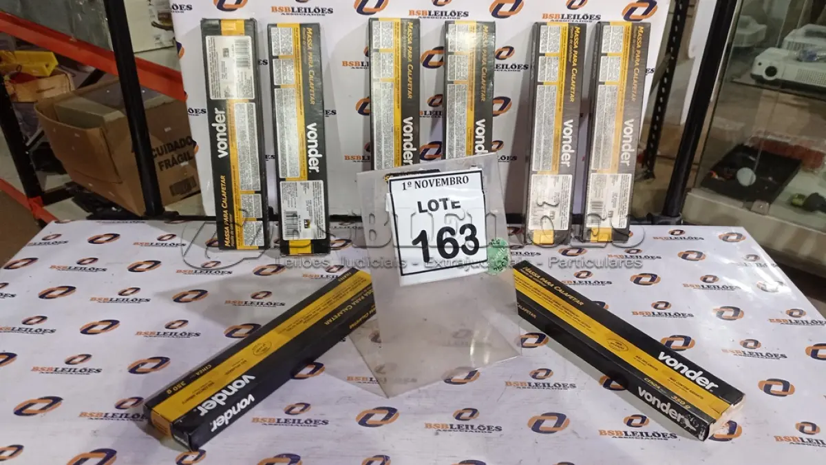 LOTE 163 - 08 CAIXAS COM MASSA PARA CALAFETAR COR CINZA DE 350G MARCA VONDER. (NO ESTADO) ATENÇÃO! FAZER A VISITAÇÃO ANTES DE ARREMATAR, NÃO SABEMOS SE FUNCIONA, LEILÃO NÃO TEM GARANTIA E NEM DEVOLUÇÃO, SUJEITO A POSSÍVEIS AVARIAS VISÍVEIS/OCULTAS E/OU AUSÊNCIA DE COMPONENTES.