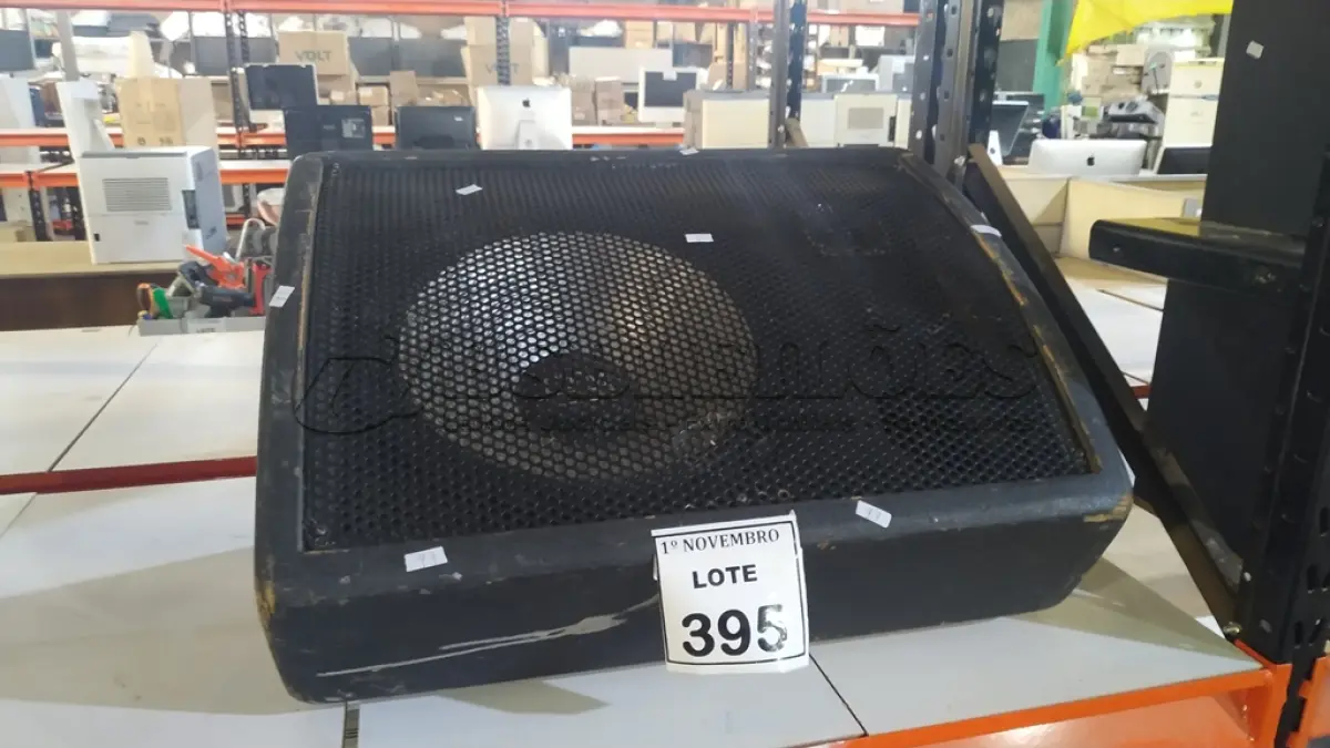 LOTE 395 - 01 CAIXA DE SOM PROFISSIONAL. (NO ESTADO) ATENÇÃO! FAZER A VISITAÇÃO ANTES DE ARREMATAR, NÃO SABEMOS SE FUNCIONA, LEILÃO NÃO TEM GARANTIA E NEM DEVOLUÇÃO, SUJEITO A POSSÍVEIS AVARIAS VISÍVEIS/OCULTAS E/OU AUSÊNCIA DE COMPONENTES.