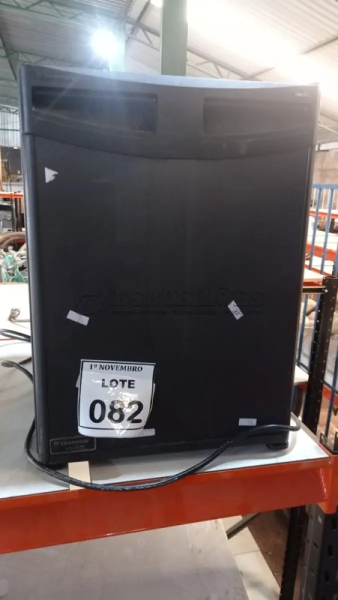 LOTE 082 - 01 FRIGOBAR 220V MARCA ELECTROLUX. (NO ESTADO) ATENÇÃO! FAZER A VISITAÇÃO ANTES DE ARREMATAR, NÃO SABEMOS SE FUNCIONA, LEILÃO NÃO TEM GARANTIA E NEM DEVOLUÇÃO, SUJEITO A POSSÍVEIS AVARIAS VISÍVEIS/OCULTAS E/OU AUSÊNCIA DE COMPONENTES.