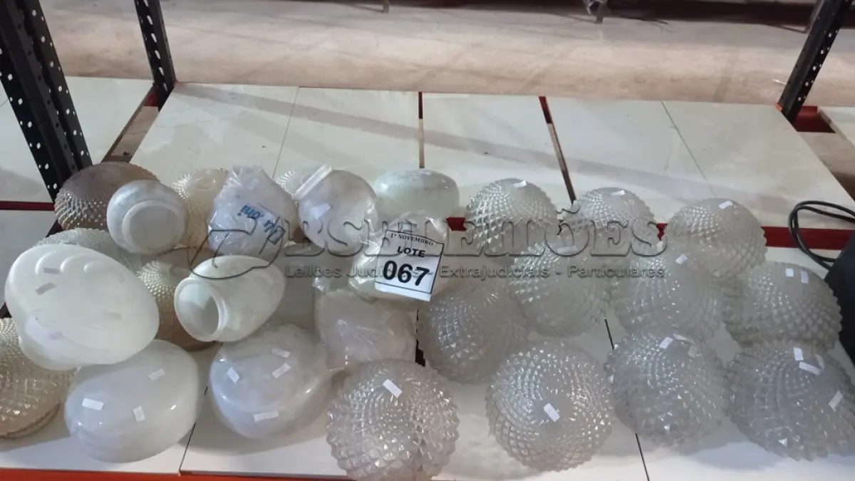 LOTE 067 - 01 LOTE COM VÁRIAS CÚPULAS DE LUMINÁRIA DE MATERIAIS E MODELOS DIVERSOS. (NO ESTADO) ATENÇÃO! FAZER A VISITAÇÃO ANTES DE ARREMATAR, NÃO SABEMOS SE FUNCIONA, LEILÃO NÃO TEM GARANTIA E NEM DEVOLUÇÃO, SUJEITO A POSSÍVEIS AVARIAS VISÍVEIS/OCULTAS E/OU AUSÊNCIA DE COMPONENTES.