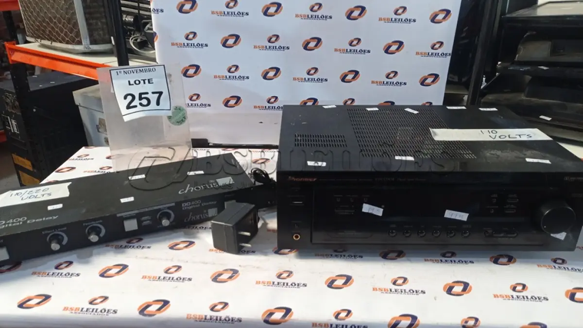 LOTE 257 - 01 RECEIVER MODELO VSX-D308 MARCA PIONEER E 01 DELAY DIGITAL MARCA CHORUS. (NO ESTADO) ATENÇÃO! FAZER A VISITAÇÃO ANTES DE ARREMATAR, NÃO SABEMOS SE FUNCIONA, LEILÃO NÃO TEM GARANTIA E NEM DEVOLUÇÃO, SUJEITO A POSSÍVEIS AVARIAS VISÍVEIS/OCULTAS E/OU AUSÊNCIA DE COMPONENTES.